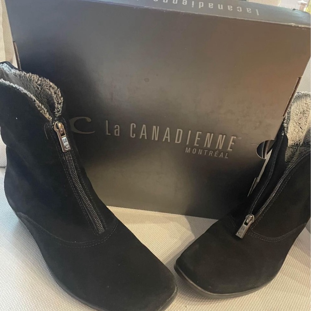 Le Canadian black boots pre-owned in excellent condition. Size 8.5M